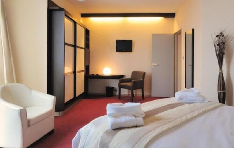 Le H - Hotel & Restaurant Бар Екстериор снимка