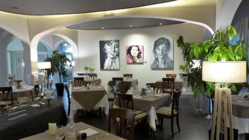Le H - Hotel & Restaurant Бар Екстериор снимка
