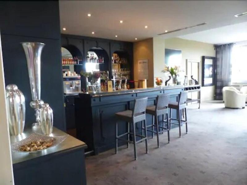 Le H - Hotel & Restaurant Бар Екстериор снимка
