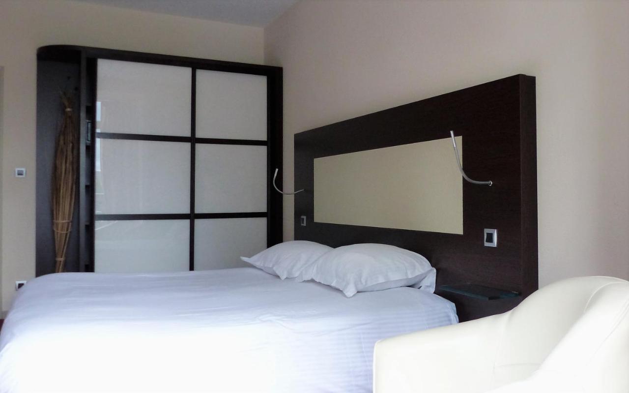 Le H - Hotel & Restaurant Бар Екстериор снимка