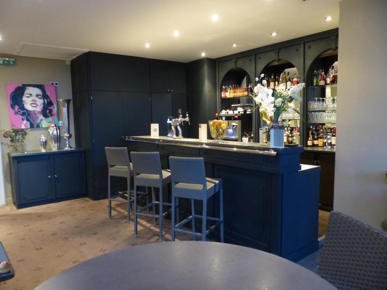 Le H - Hotel & Restaurant Бар Екстериор снимка