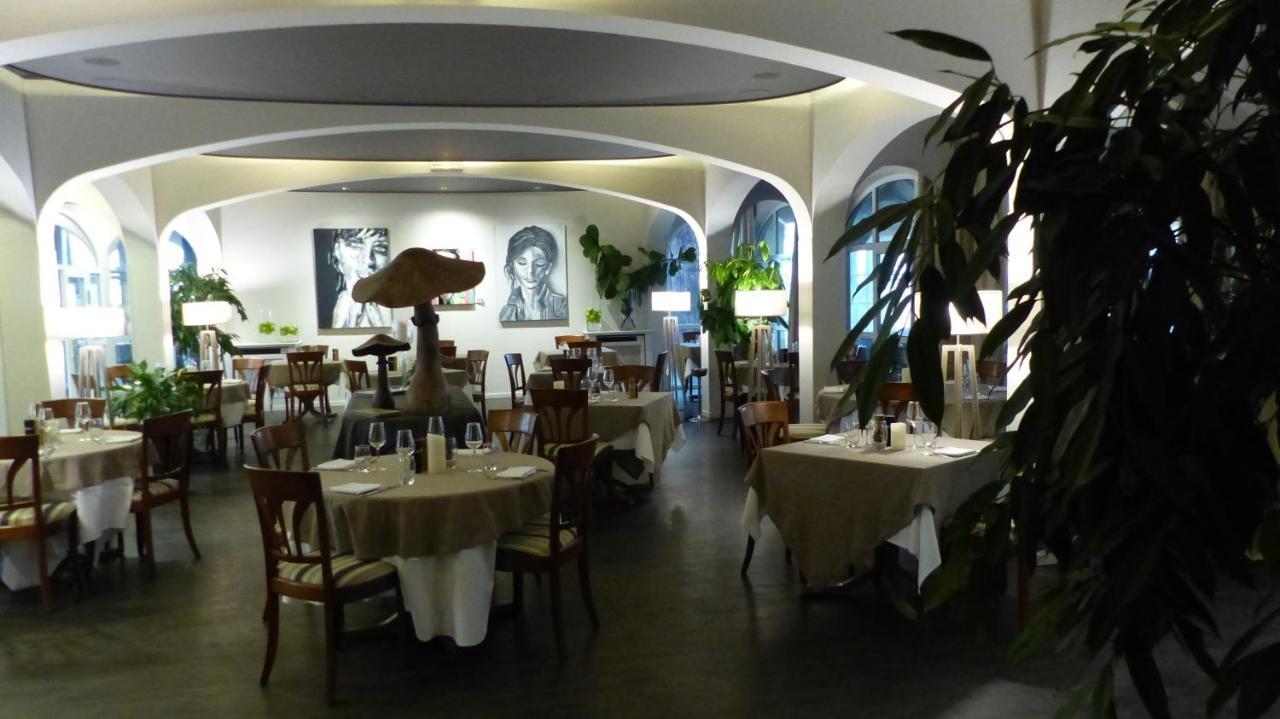 Le H - Hotel & Restaurant Бар Екстериор снимка