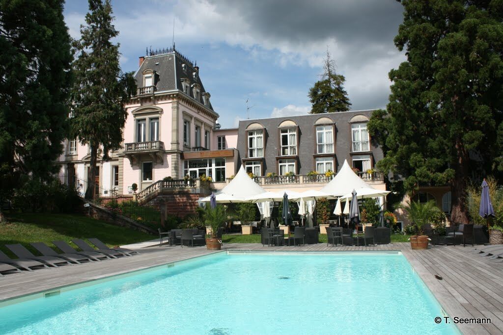 Le H - Hotel & Restaurant Бар Екстериор снимка